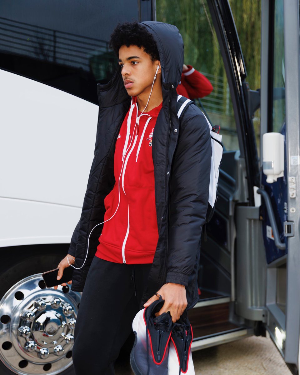 LouisvilleMBB's tweet image. Cards Are Here 

#GoCards