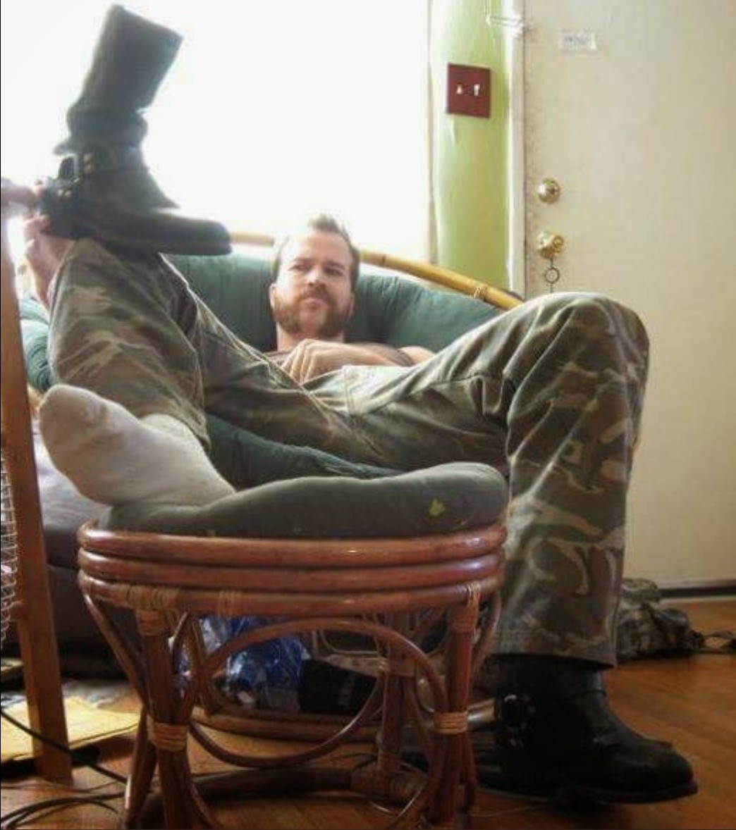 Tu jefe quitándose las botas de la chamba... 

-SPM... Como me duelen las 👣, pinches 🧦 están sudorosos... Creo que ahora sí me apestan culero...

Todavía duda que le apestan jajajaja cuando hiede con madre a 🧀 putos 🧦 que no se ha cambiado por más de una semana el cabrón...