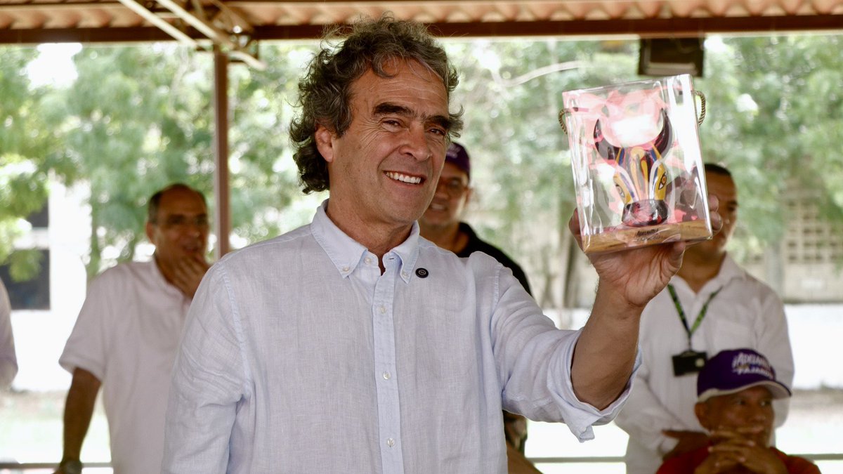 sergio_fajardo's tweet photo. Escuchar a la gente es el principal objetivo de la gira #ColombiaAdelante. 
Conversamos con campesinos, productores lecheros, artesanos, personas con discapacidad y el sector cultural de Galapa, para escuchar sus preocupaciones y propuestas. https://t.co/AyIQk46msh