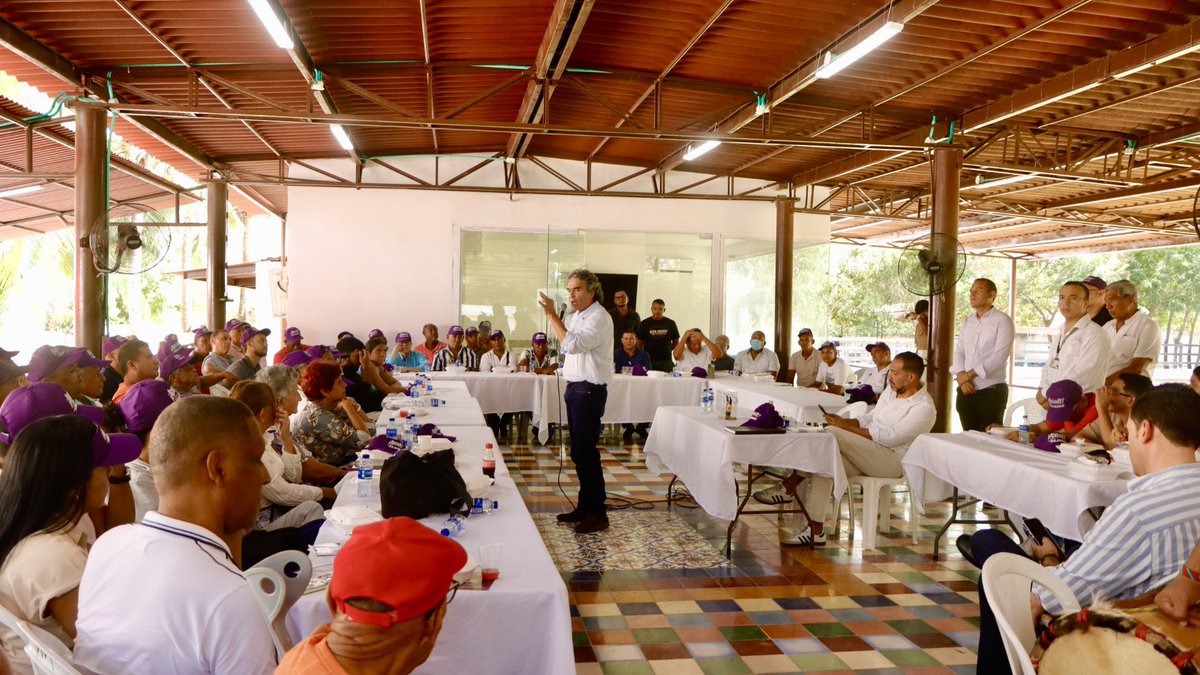 sergio_fajardo's tweet photo. Escuchar a la gente es el principal objetivo de la gira #ColombiaAdelante. 
Conversamos con campesinos, productores lecheros, artesanos, personas con discapacidad y el sector cultural de Galapa, para escuchar sus preocupaciones y propuestas. https://t.co/AyIQk46msh