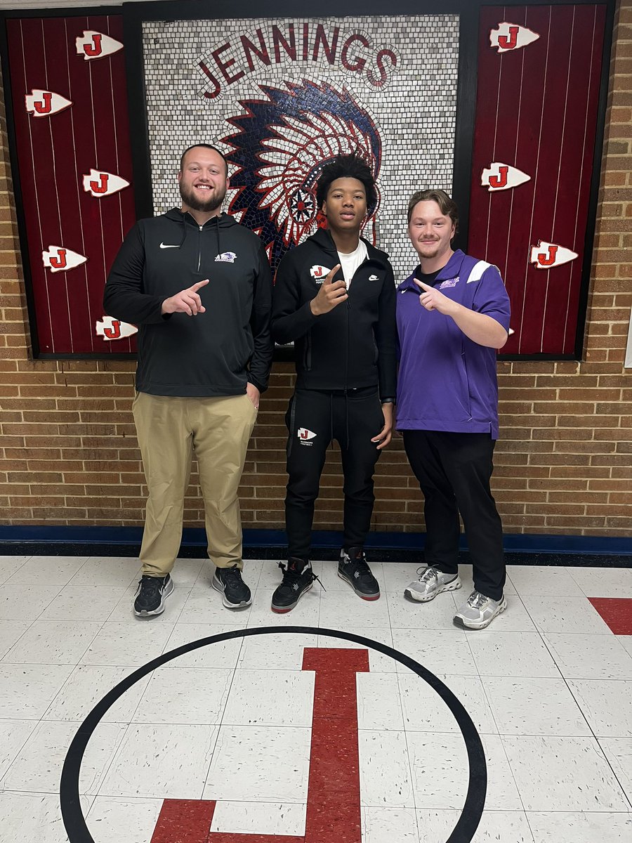 coachdgreen_'s tweet photo. Much love and appreciation to @CoachJ_Owen @sbubearcats for coming by and meeting with @Jaymo10_
Inviting him out for an OV this winter!
Jeremy is the Suburban Blue Conference OPOY, 1st Team All-Conference DB, and Hon. Mention All-Metro!
#BelieveYourProcess
#StackGoodDays https://t.co/gDxAUA6Fxi