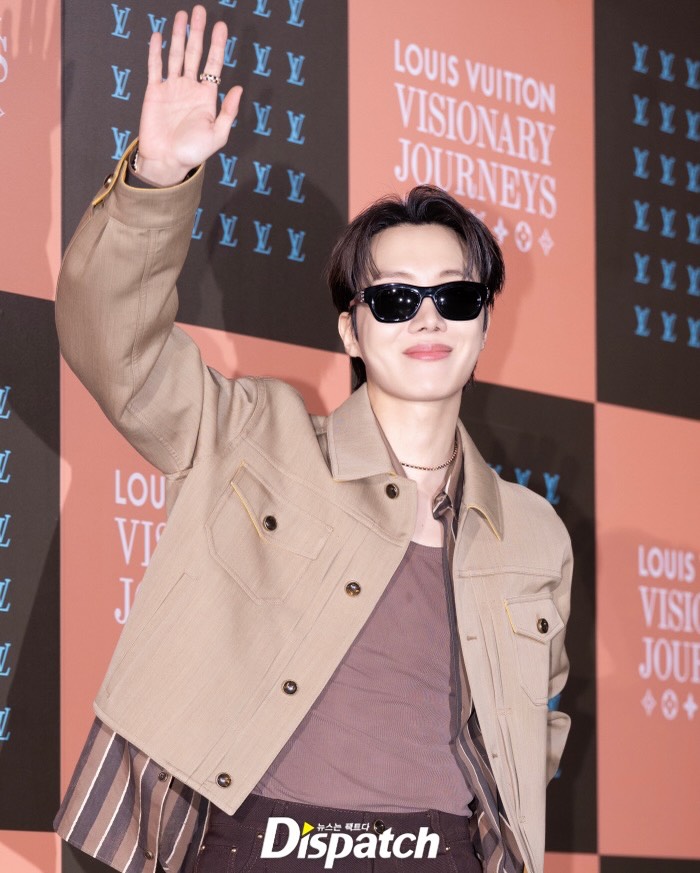 Jhope_Indonesia's tweet photo. Foto ganteng j-hope dari Louis Vuitton Visionary Journey Seoul masih terus bermunculan. We love it here 😍

J-HOPE LV VISIONARY SEOUL
#jhopexLouisVuitton #LouisVuitton
#jhope #제이홉 https://t.co/6eb2tZRRzR