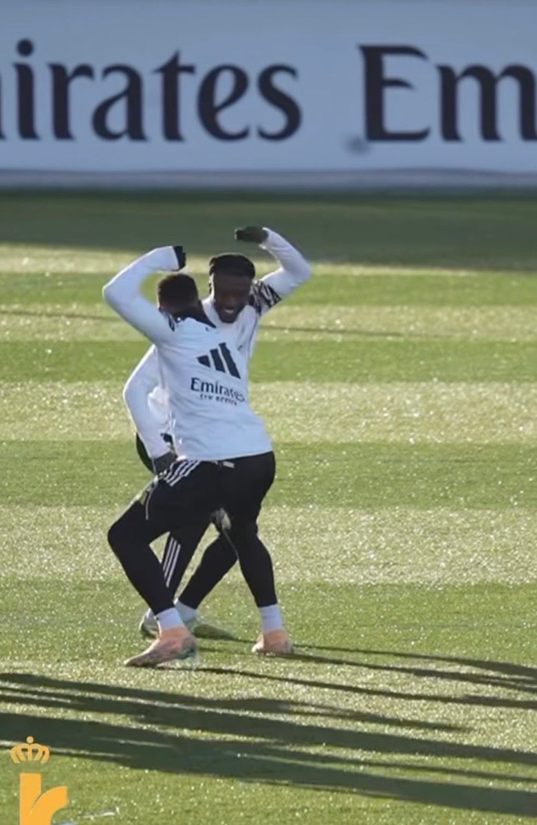 Camavinga et Mbappé reproduisent une célébration faite hier à l’entraînement. 🤣🇫🇷