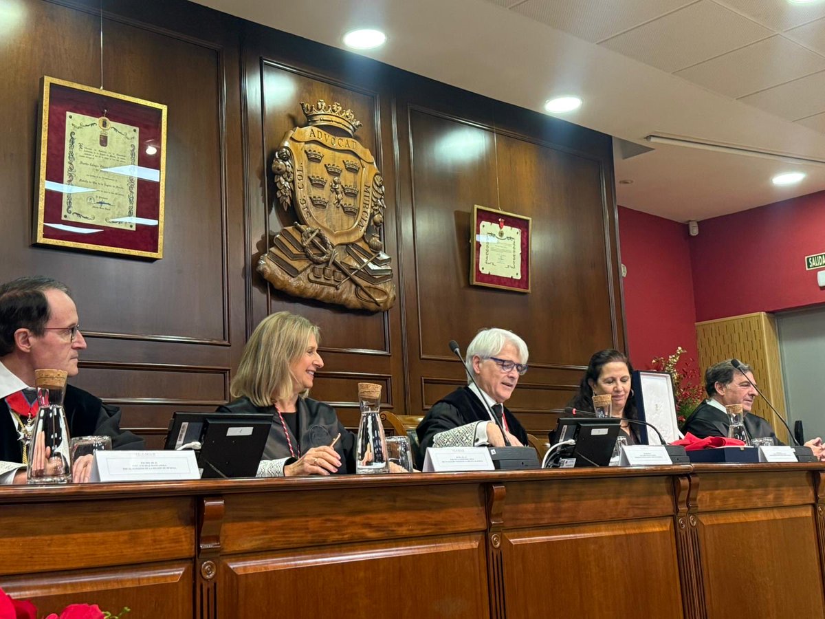 Abogacia_es's tweet photo. El presidente de la Abogacía, @SGMSALVADOR1, visita el @ICAMURoficial con motivo de las XXVII #JornadasExtranjería que se celebran este jueves y viernes en Murcia. Ha firmado en el Libro de Honor del Colegio y se ha reunido con las colegiadas y los colegiados para conocer de cerca su situación.