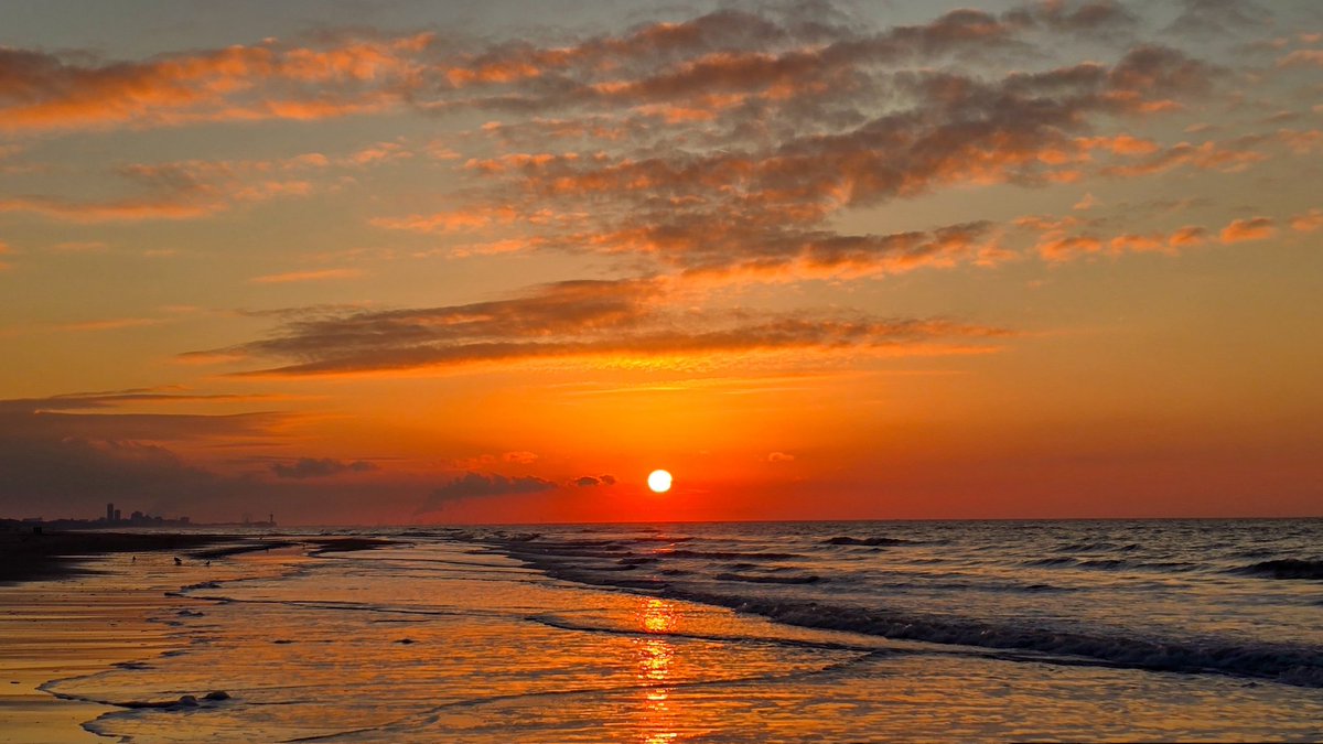 marcelbar8's tweet image. Vanmiddag werden we hier in het westen getrakteerd op een mooie #zonsondergang (hier met zicht op Scheveningen).

#WassenaarseSlag