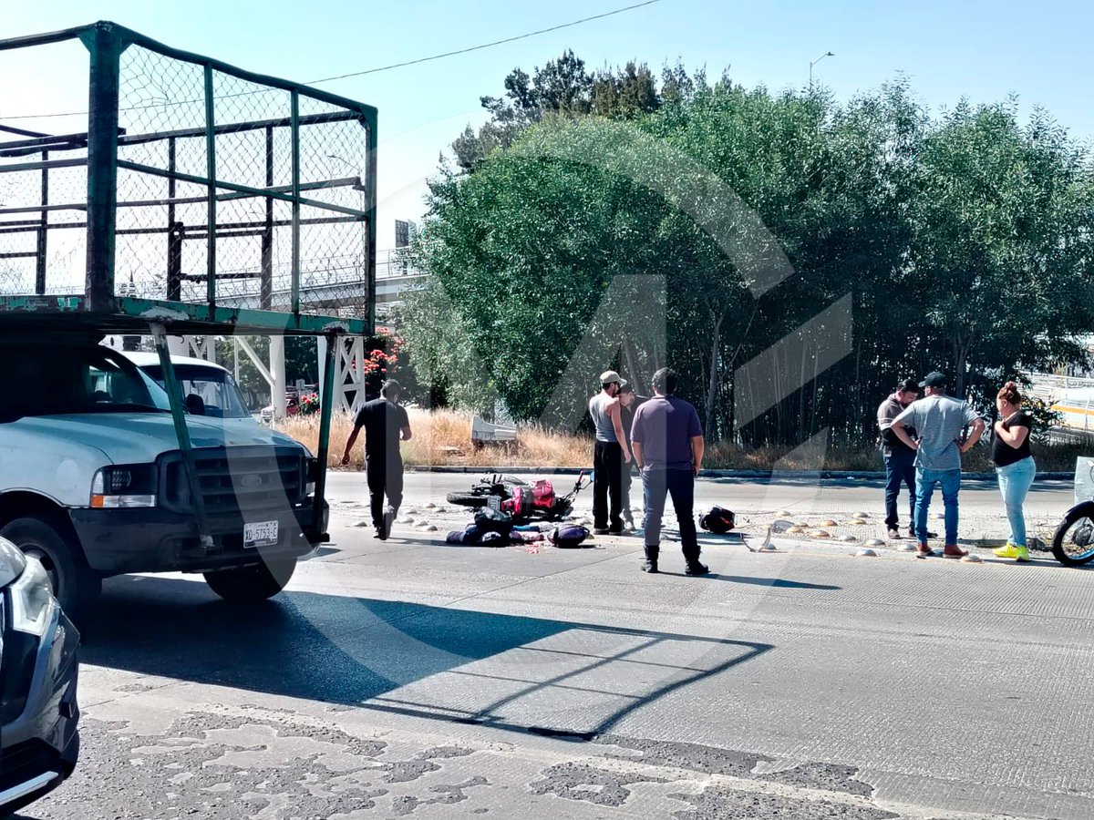 carlosmartinh's tweet image. 💥🏍️ ¡Precaución! Accidente, involucra a motociclista, sobre Periférico Ecológico #Puebla, a la altura de la federal a Atlixco #AsíSucede #CarlosMartínHuerta