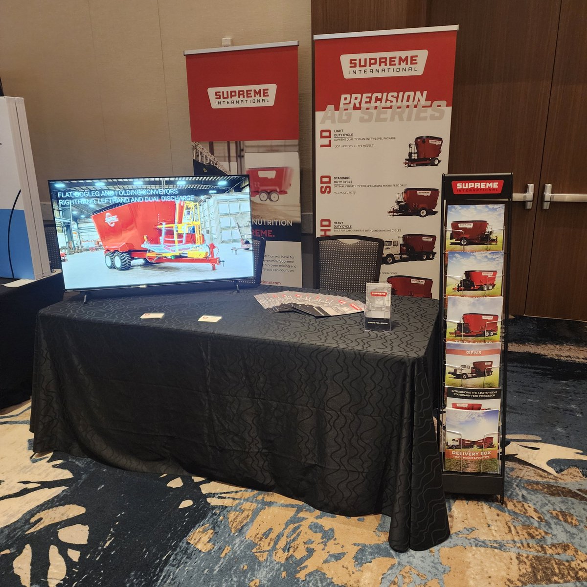 SupremeInternational tweet media