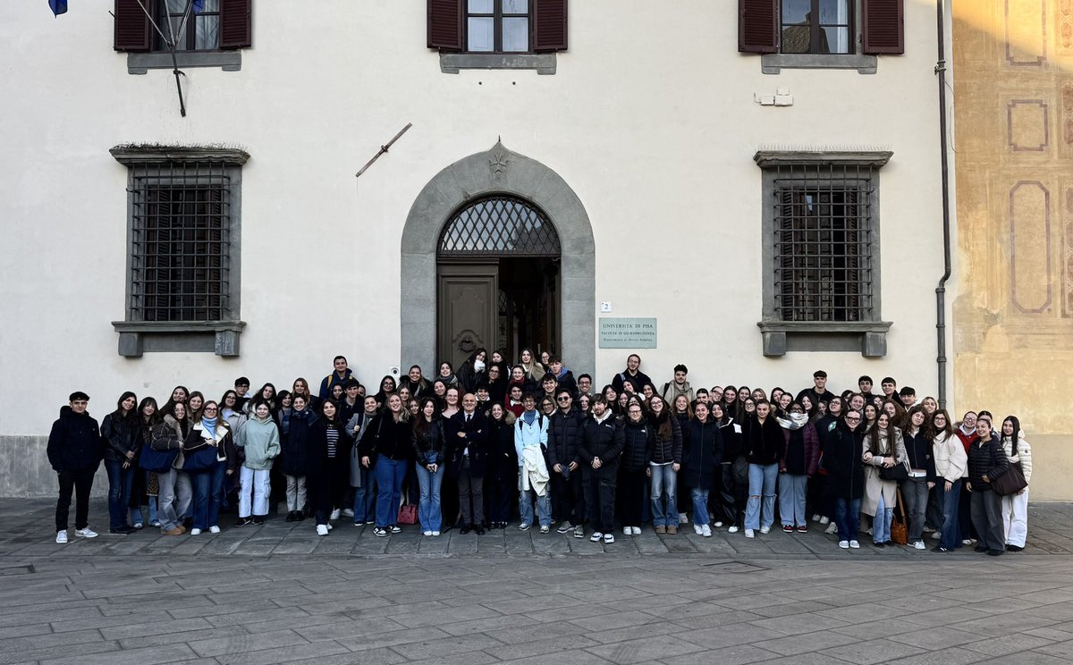 Foto di fine corso di filosofia del diritto, 2025. Abbiamo parlato anche di pace e di guerra. Auguro a questi ragazzi che chi prende le decisioni sul loro futuro sappia guardarli negli occhi. 
<a href="/Unipisa/">Università di Pisa</a>