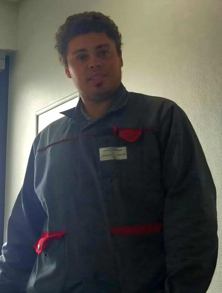 En 2022, Tennessee, intérimaire de 28 ans, était décédé d’une compression thoracique sur un chantier en périphérie de Rennes. Plusieurs manquements graves aux règles de sécurité ont été relevés. Délibéré le 11 décembre. Soutien à la famille de Tennesse.
france3-regions.franceinfo.fr/bretagne/ille-…