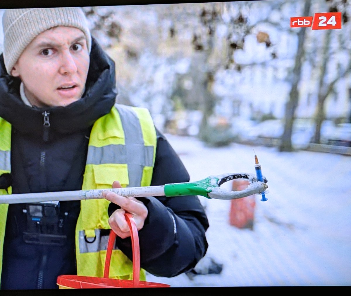 Hasan_Goekkaya's tweet photo. Unsere neue rbb|24-Reportage ist da! Unterwegs mit der Drogenspritzensammlerin vom Kotti! Schaut Mal rein, gibt viel zu lernen. 💉 Jetzt auf YouTube 🎬
https://t.co/I3NXVWZlny https://t.co/mcfXVQLD9v
