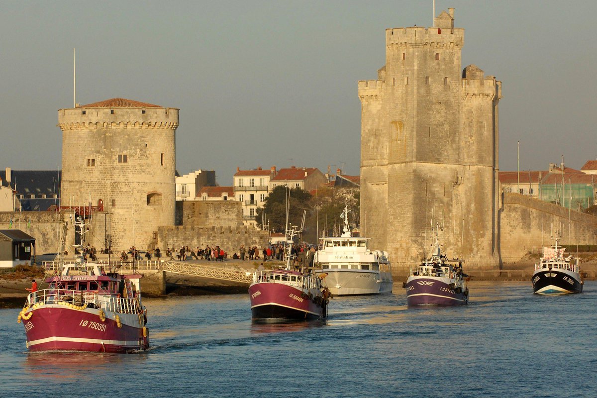 FranceNews24's tweet image. 🔴 INFO - #FaitsDivers : À La Rochelle, un homme à moitié nu déambulant avec une arbalète près du Vieux-Port a été interpellé mercredi matin. Il aurait crié « Allah akbar » à plusieurs reprises avant d’être interné en hôpital psychiatrique. #LaRochelle