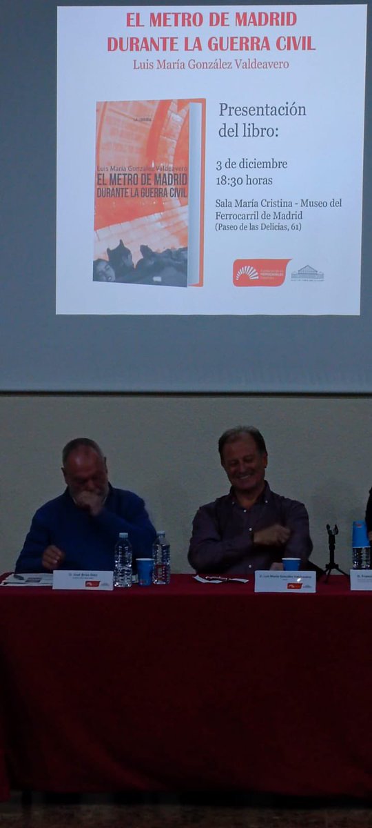 #LibrosyTrenes 

📖 ‘El Metro de Madrid durante la Guerra Civil’

✍️ Luis María González Valdeavero 

En la presentación, el autor ha estado acompañado por el gerente de Investigación Histórica, Francisco Polo.