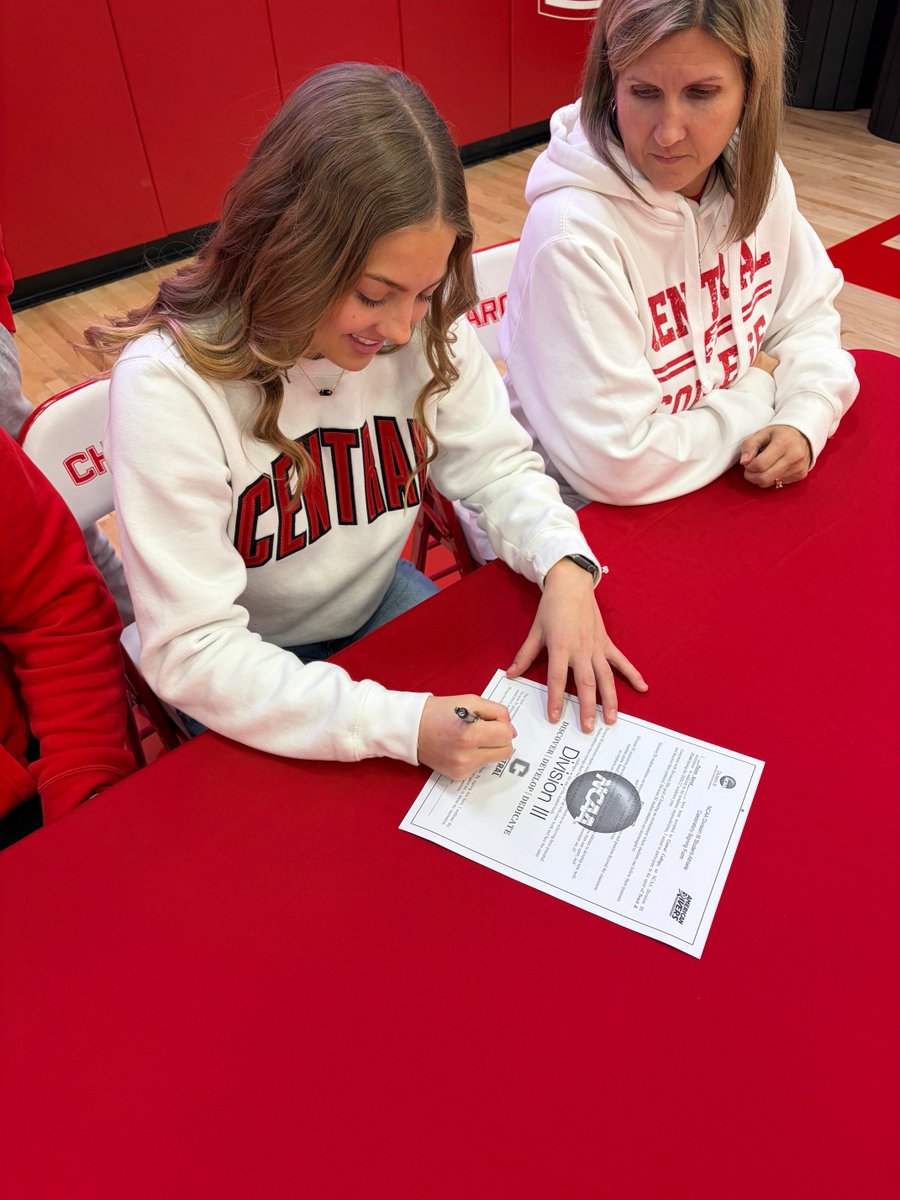 COfRed2's tweet image. Congratulations to Payton Snook, who signed a NLI to continue her education and track career @CentralCollege 
The Dutch are getting a fierce competitor and gifted athlete who always has a smile on her face. She will make an instant impact!
