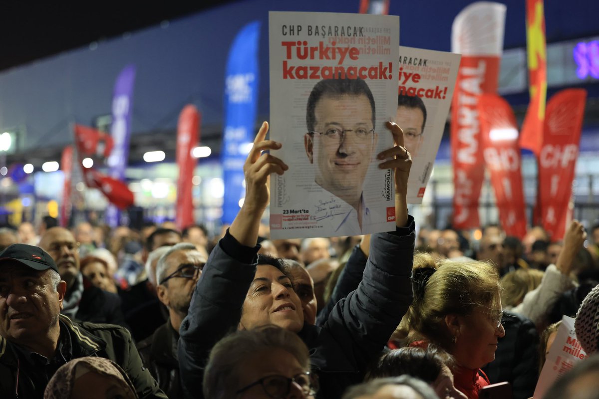 Halkın adalete ve demokrasiye sahip çıkan sesi bugün Güngören’de yükseldi! Tüm engellemelerin ve baskıların karşısında milletimizin vicdanı susmuyor. Hep birlikte şeffaf yargılama ve herkes için eşit adalet talep etmeye, irademize sahip çıkmaya devam edeceğiz.
<a href="/eczozgurozel/">Özgür Özel</a>