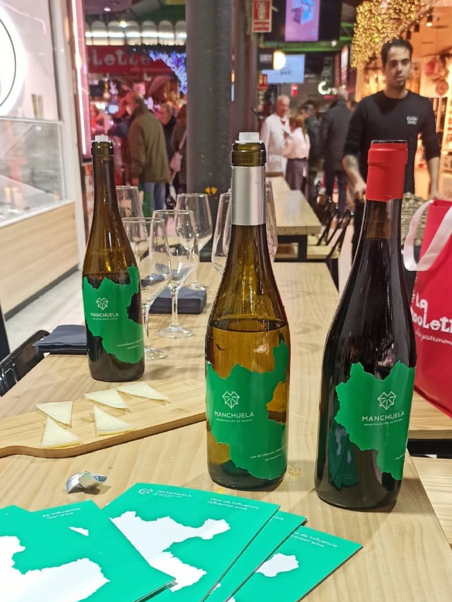 DOManchuela's tweet image. Hoy la #DOManchuela ha estado en #Madrid, en el Mercado de la Paz, dentro de la Semana de Campo y Alma.
🍷 Gracias a quienes os habéis acercado a conocer y degustar nuestros vinos.
Llevando el sabor de nuestra tierra a nuevos rincones.
#CampoYAlma #MercadoDeLaPaz #Vino