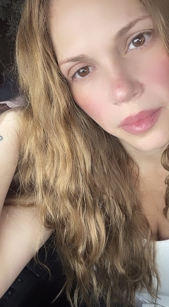 anamilena4's tweet photo. Géminis
Tal vez si fuera una persona interesada me iría mejor, pero no sé fingir: no abrazo si no quiero, no sonrío si no me agradas, no doy tiempo si no te quiero. Se me nota cuando no estoy cómoda. Los detalles me nacen solos y si realmente me importas https://t.co/sDILlUoQsw