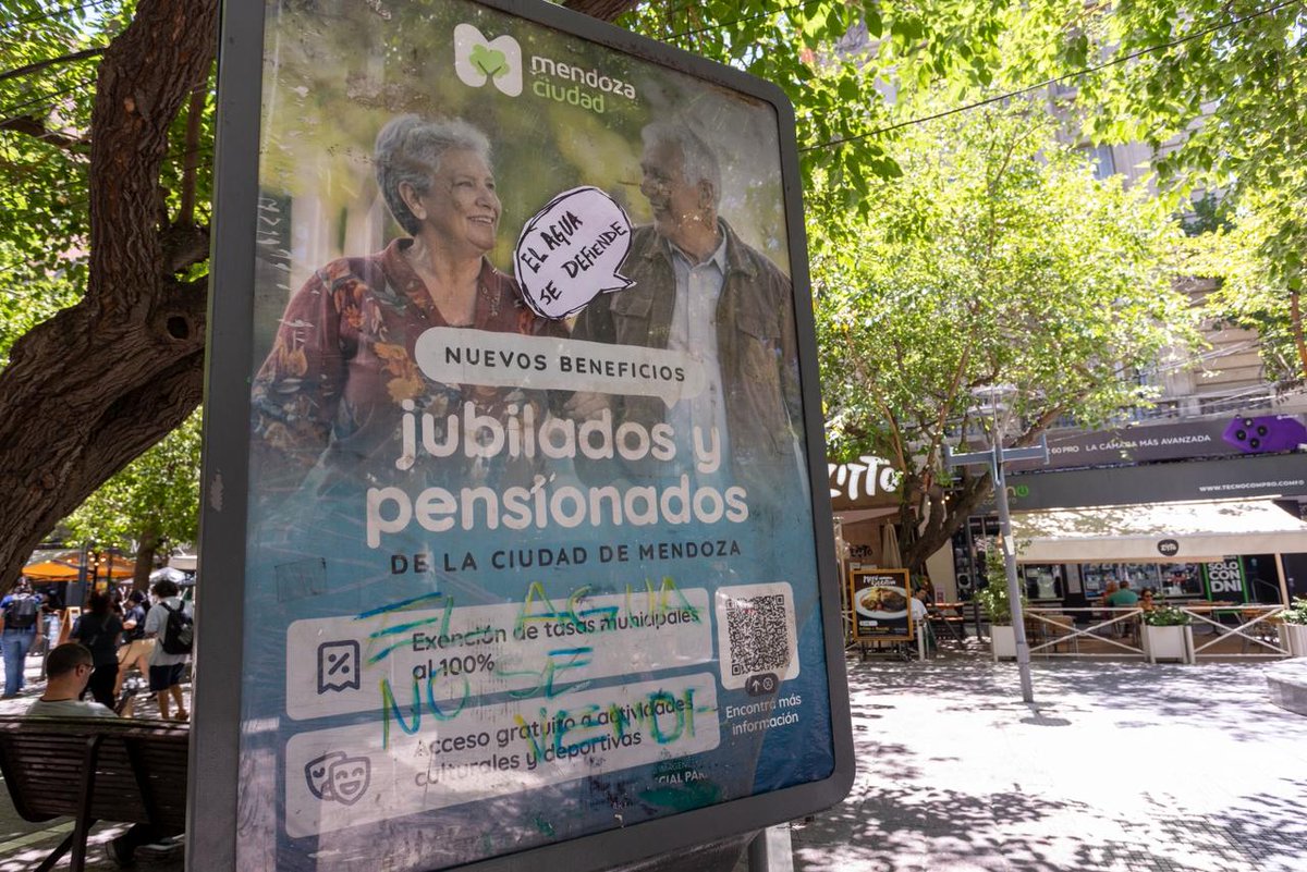UlpianoSuarez's tweet photo. Hoy amanecimos con muchas zonas de la Ciudad, principalmente la Peatonal Sarmiento y la Plaza Independencia, completamente enchastradas y vandalizadas.

Ya estamos trabajando para que queden en condiciones nuevamente. https://t.co/5Py2mcM1FZ