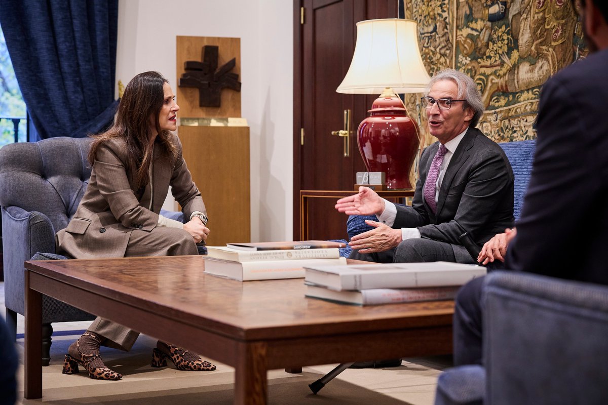 Kolonbiako enbaxadorea hartu du Eusko Legebiltzarreko presidenteak
➡️legebiltzarra.eus/portal/eu/web/…
La presidenta del <a href="/PVasco_EuskoL/">Eusko Legebiltzarra</a> ha recibido al embajador de Colombia, Eduardo Ávila Navarrete
➡️legebiltzarra.eus/portal/es/web/…