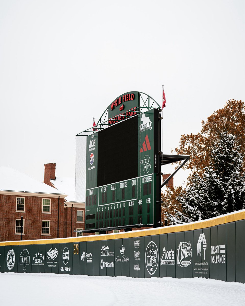 MiamiOHBaseball's tweet image. Snow place like 𝙩𝙝𝙞𝙨 ballpark❄️⛄️

#RiseUpRedHawks | #LoveAndHonor
