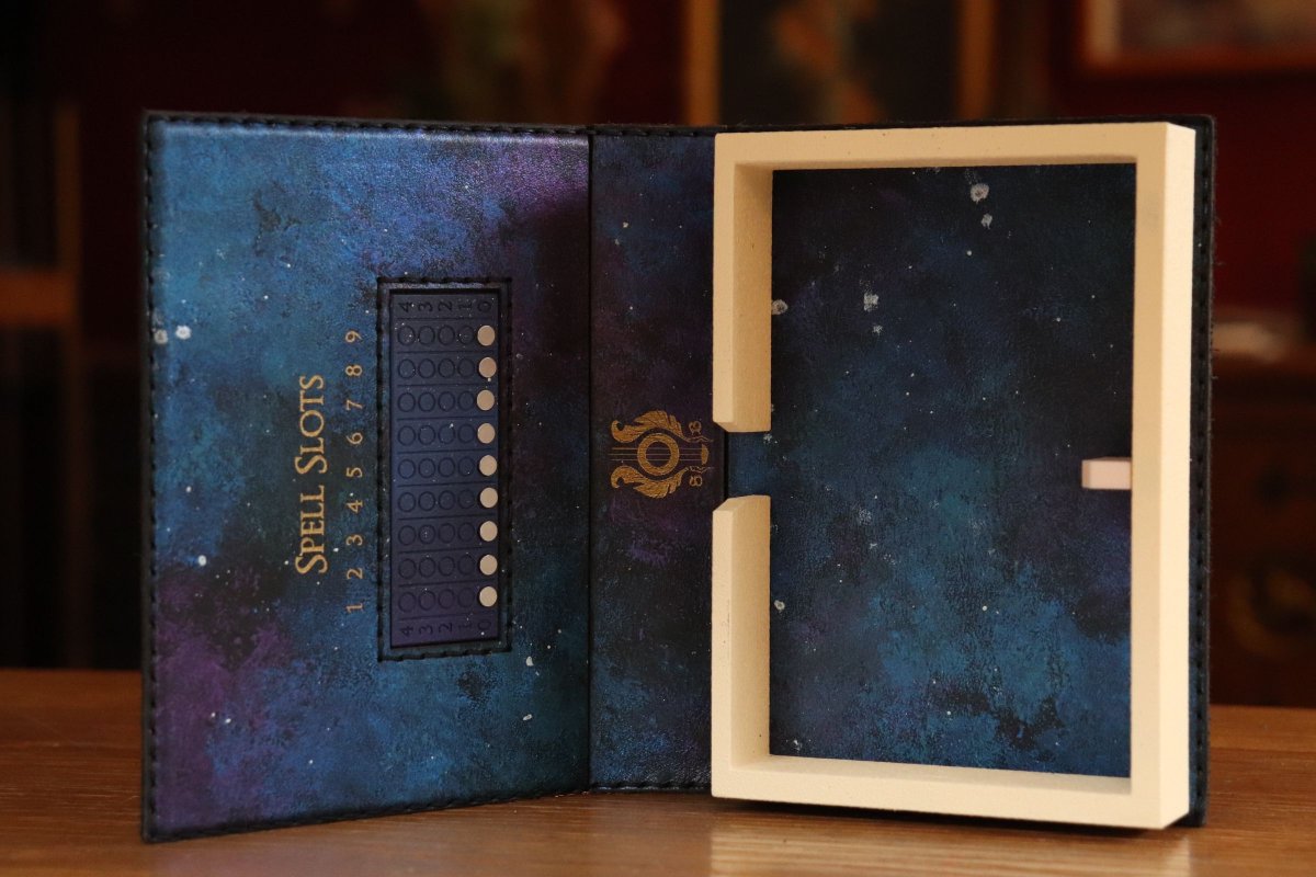 SpeechlessBard's tweet photo. ✨ Holiday Sale spotlight✨
This double sized Caster Compendium (for 2 sets of spell cards or anything larger of your own design) with Galaxy leather and gold inlay has a built in spell slot tracker. Painted and stitched by hand! 📘
#ttrpg #dnd #spellslottracker https://t.co/Gv6JFAxaAA