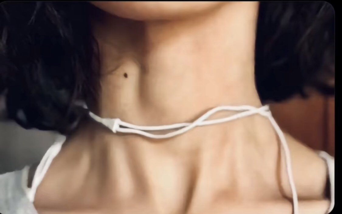 قلادة العنق من ألماس 
وقلادة العشق سماعه.

#سعد_علوش