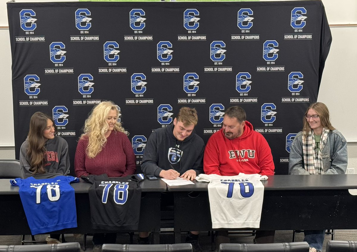 chandler_wolves's tweet photo. Nothing better than having your coaches, family, and teammates standing with you on signing day. 🐺#WolfpackFamily @CUSDAthletics @SOC_CHSWOLVES @ChandlerUnified @gridironarizona @ctownrivals @Coach_Wiz3 https://t.co/Nl3zFeADKm