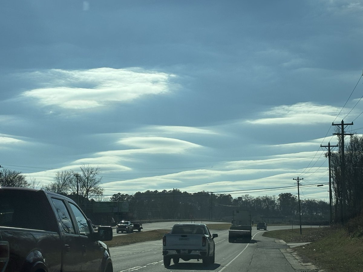 HemendingerR's tweet photo. Today in NC - What kind of clouds are these? They look like snowdrifts! @PAStormTrackerz @MaxVelocityWX @EdgarONealWX @ChasingWConnor https://t.co/fnJPG4gT3d