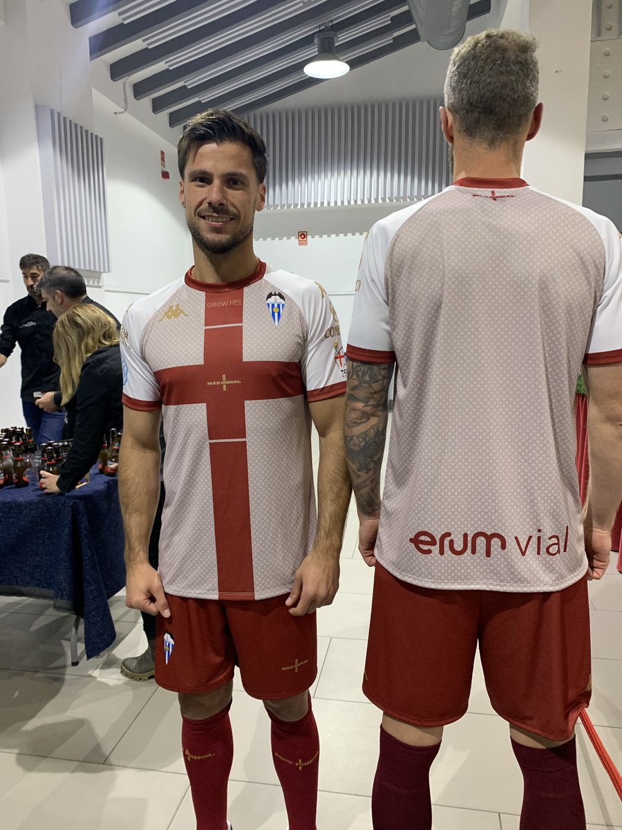 danyvilaplana's tweet photo. El @CD_Alcoyano ha presentado su “nueva piel”, la tercera equipación que se estrenará el sábado ante el @FCBarcelonaB, basada en la icónica camiseta de la Cruz de Sant Jordi con la que se consiguió el ascenso a la Segunda División en la temporada 2010/11 https://t.co/lS9BGfvcc0