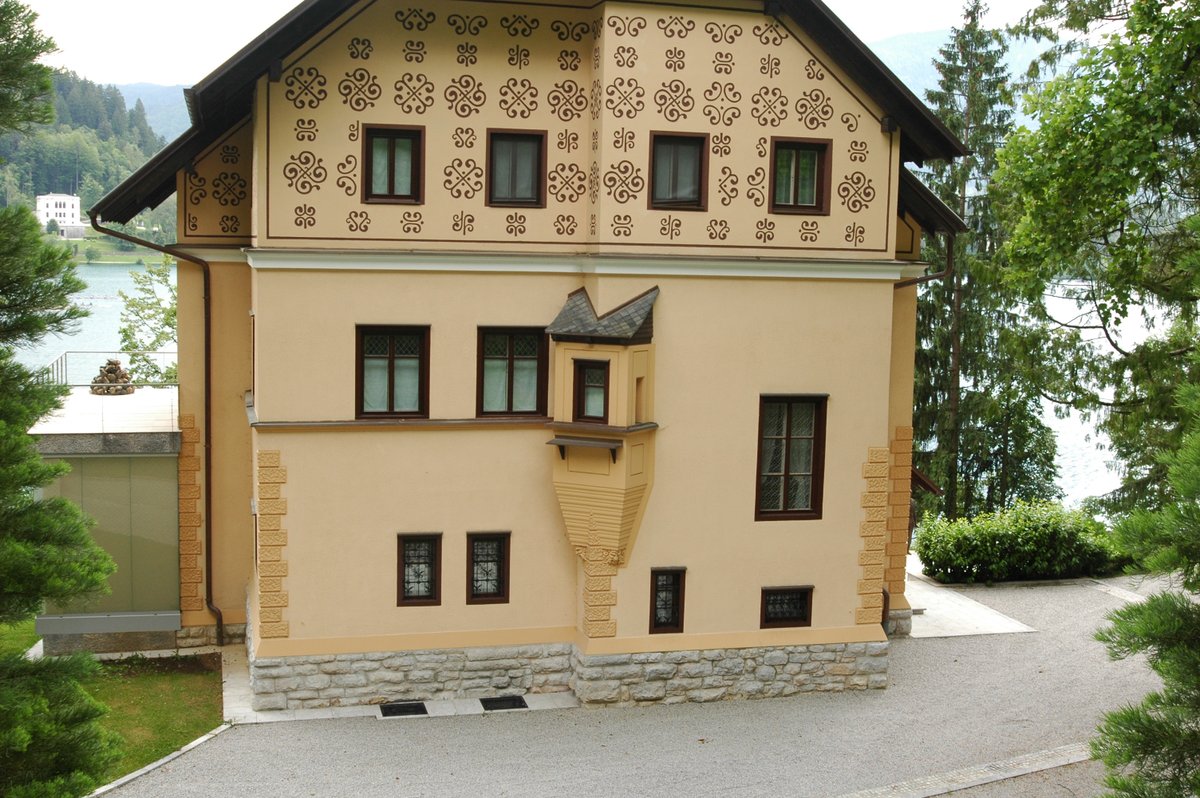 RKW1899's tweet image. #AlphabetChallenge #WeekWforWindows
Looks like a Dolls House
Lake Bled