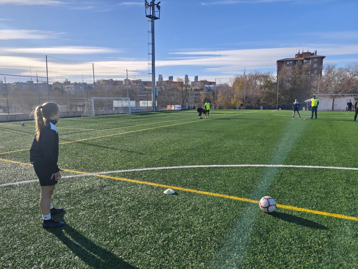 El curso UEFA 🅱️ que se desarrolla en las instalaciones del club <a href="/SportingDeHorta/">A.D. Sporting de Hortaleza</a> ha tenido este miércoles una nueva jornada formativa.

El trabajo sobre el terreno de juego ha sido el gran protagonista de una sesión en la que el alumnado ha mostrado los conocimientos adquiridos.