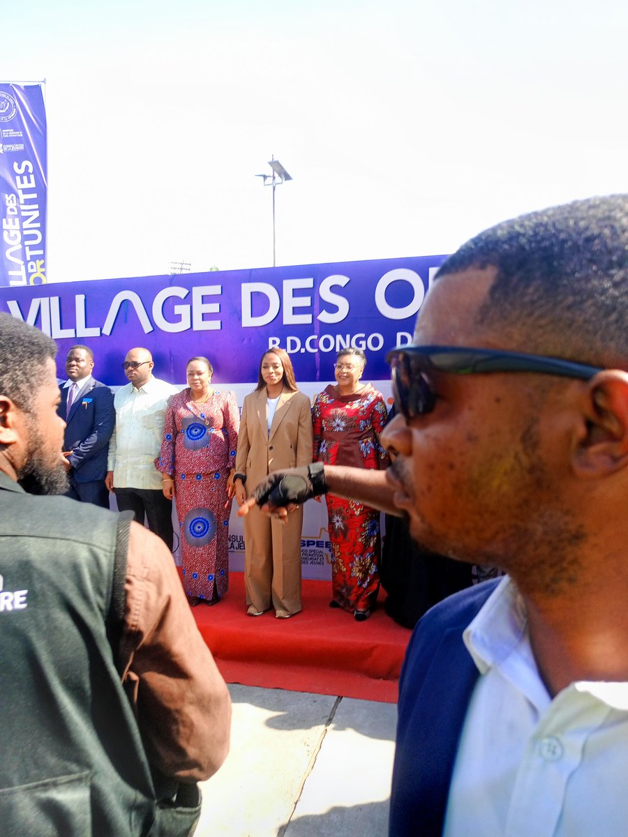 CarlosHyom29014's tweet photo. Jeunesse face aux opportunités.
Lancement officiel du village des opportunités par la présidence de la république, nous étions là.
Venez nombreux chers jeunes, oser et changer ta vie. https://t.co/xQs7dOad4l