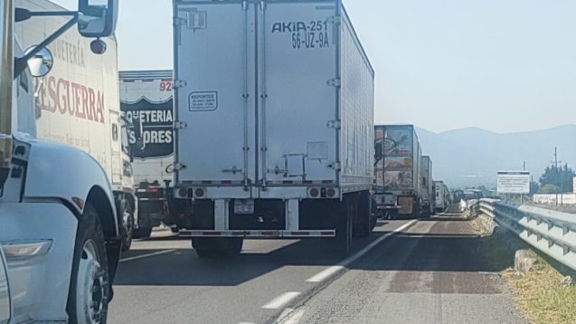 GN_Carreteras's tweet image. En #Puebla  Continua cierre total de circulación en ambos sentidos por presencia de personas, cerca del km 185+100 en la  autopista Puebla-Orizaba. Atienda indicación vial.