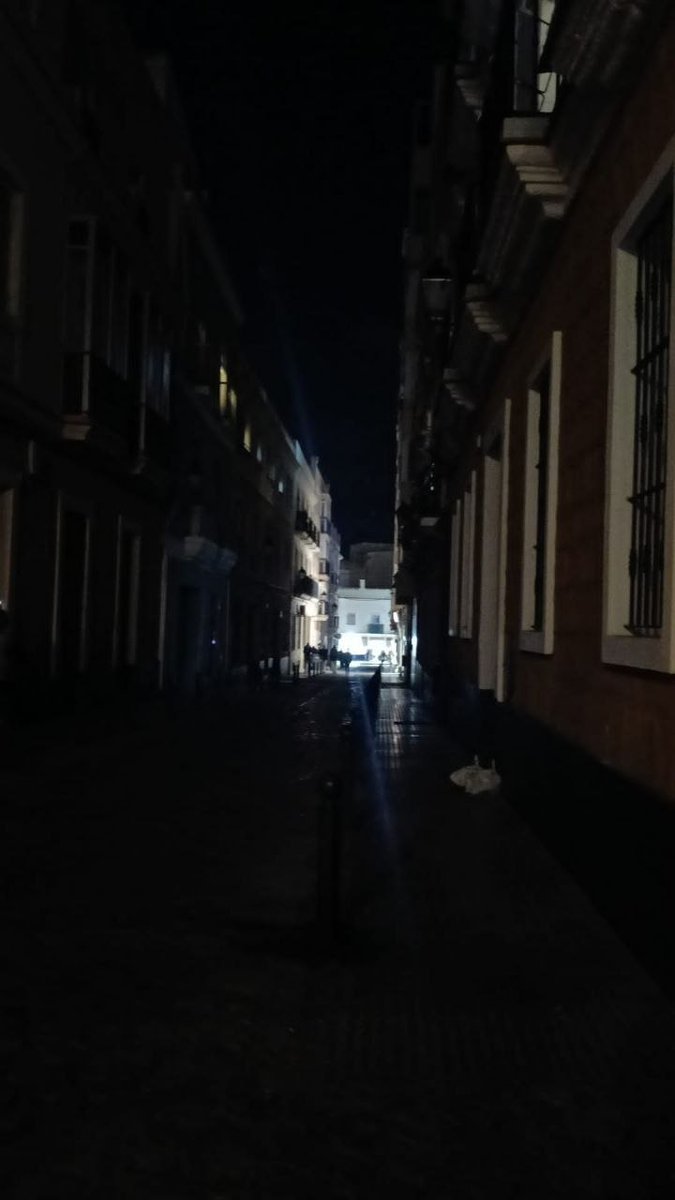 Barrio de la Viña. Calle Diego Arias, totalmente a oscuras. 

Apagón tras apagón mientras el gobierno de Bruno García derrocha en luces de Navidad para el disfrute de turistas.