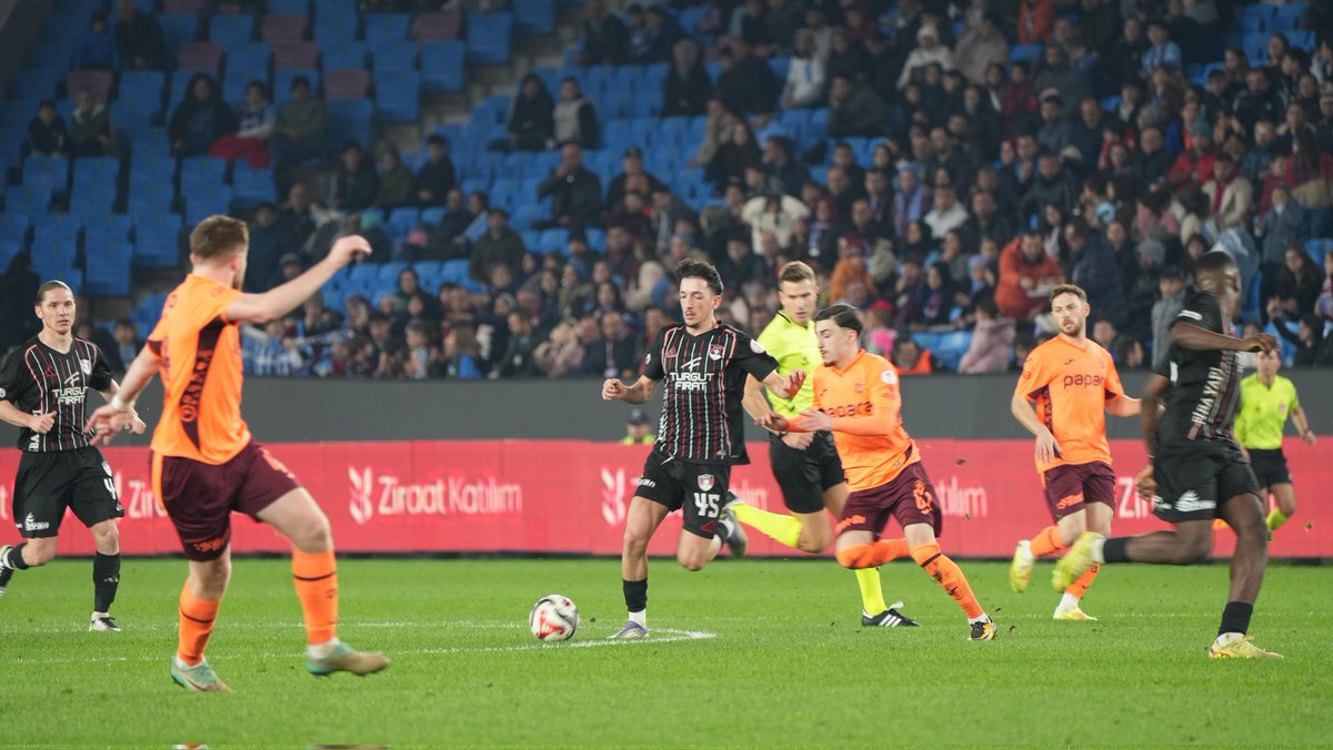 “Hakem hataları ve bireysel hatalarımızla yenildik ama Vansporumuz sahada yüreğini koyarak çok iyi mücadele etti. Tebrikler takım! 🔴⚫️”