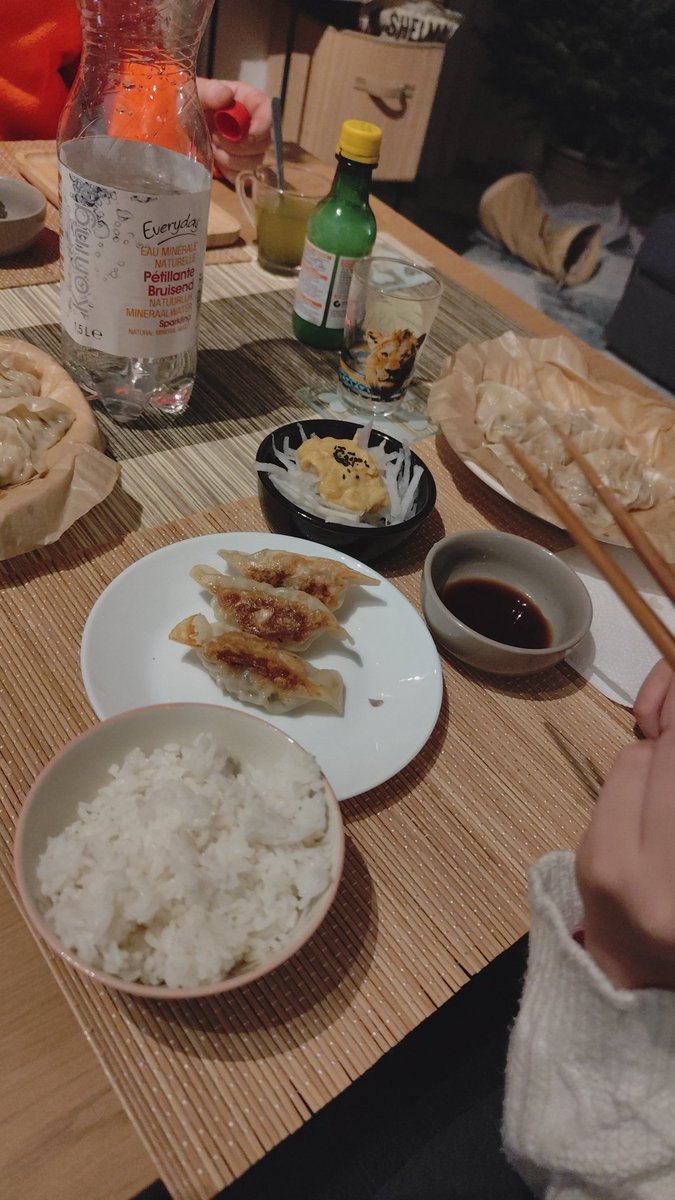 Yuuna_TV's tweet photo. 海外生活。今日のごはんは焼き餃子と、蒸し餃子。私だけ４毒抜きライスペーパー蒸し餃子。美味しかったです😋
#海外生活 #国際夫婦 #4毒抜き #japon #国際カップル #日本食 https://t.co/esJPuDjjaN
