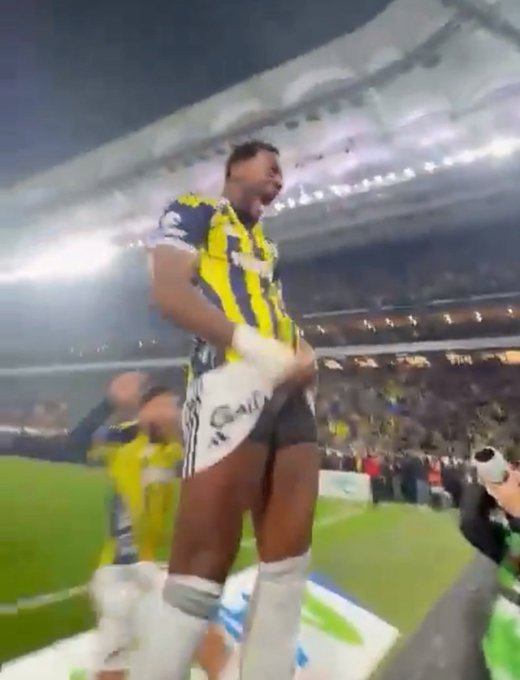 Sayın <a href="/RTErdogan/">Recep Tayyip Erdoğan</a> bakın futbol maçında şu görüntülere ikidir canlı yayında çoluk , çocuk , kadın maruz kaldı. Bu iğrenç görüntülere rağmen <a href="/TFF_Org/">TFF</a> başkanı ve kurulları hiç bir ceza vermedi. Tekrar tekrar bu görüntüleri görmek istemiyoruz lütfen gerekeni yapın. <a href="/OA_BAK/">Dr. Osman Aşkın Bak</a>