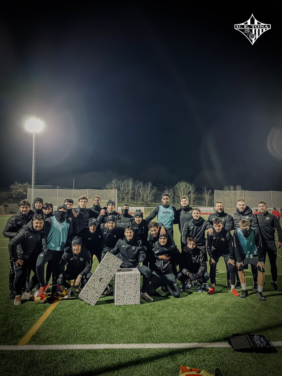 ❤️‍🔥🎁 Jugadors i staff tècnic del Primer Equip han rebut la ja tradicional 𝐏𝐚𝐧𝐞𝐫𝐚 𝐝𝐞 𝐍𝐚𝐝𝐚𝐥.

💛❤️ 𝑃𝑒𝑡𝑖𝑡𝑠 𝑑𝑒𝑡𝑎𝑙𝑙𝑠 𝑞𝑢𝑒 𝑚𝑎𝑟𝑞𝑢𝑒𝑛 𝑙𝑎 𝑑𝑖𝑓𝑒𝑟𝑒̀𝑛𝑐𝑖𝑎.

A gaudir-la… i dissabte, a per els 3 punts! 

#SomHiTona 🟡🔴