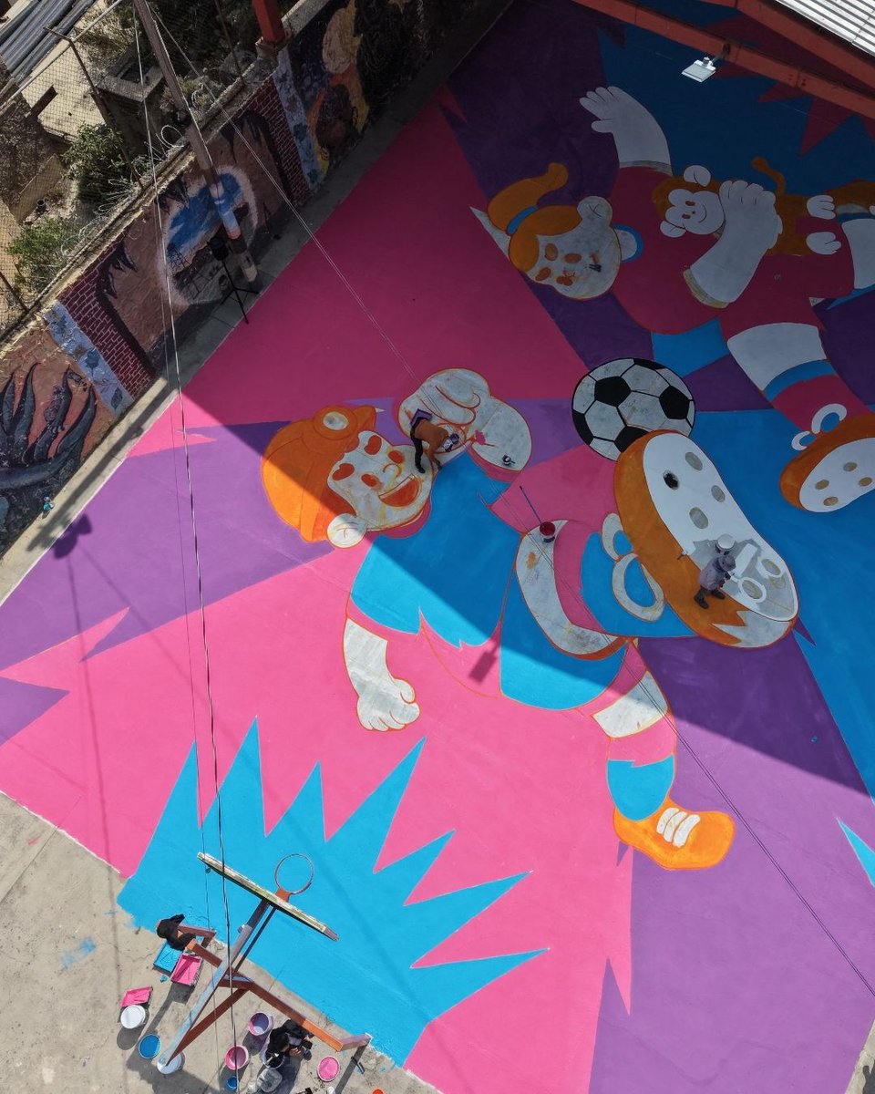 ElSoldeHgo's tweet image. 😯👩‍🎨🎨🏘️Impulsan rescate urbano en #Pachuca con mural horizontal en la cancha El Pópolo del Barrio Mágico de El Arbolito
Conoce más sobre esta obra:  tinyurl.com/35dy5x9z
