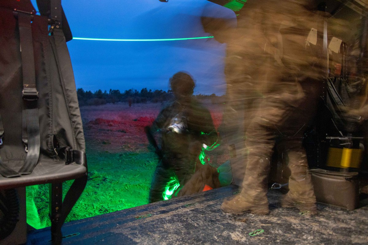 1erRHC's tweet image. #SJO25 se poursuit.🪖
Le 1erRHC a mené une mission d&apos;appui à la contre mobilité avec le détachement héliporté d&apos;intervention du génie (DHIG) du @17eRGP.💥

👉Améliorer notre interopérabilité lors de l&apos;expérimentation technico-opérationnelle.
@armeedeTerre @RCCFrance @1reDivision