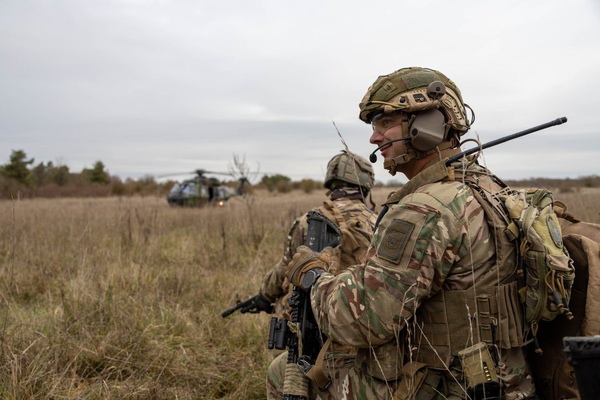 1erRHC's tweet image. #SJO25 se poursuit.🪖
Le 1erRHC a mené une mission d&apos;appui à la contre mobilité avec le détachement héliporté d&apos;intervention du génie (DHIG) du @17eRGP.💥

👉Améliorer notre interopérabilité lors de l&apos;expérimentation technico-opérationnelle.
@armeedeTerre @RCCFrance @1reDivision