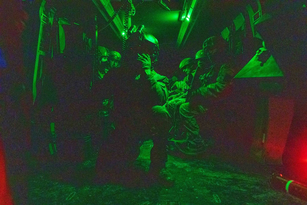 1erRHC's tweet image. #SJO25 se poursuit.🪖
Le 1erRHC a mené une mission d&apos;appui à la contre mobilité avec le détachement héliporté d&apos;intervention du génie (DHIG) du @17eRGP.💥

👉Améliorer notre interopérabilité lors de l&apos;expérimentation technico-opérationnelle.
@armeedeTerre @RCCFrance @1reDivision