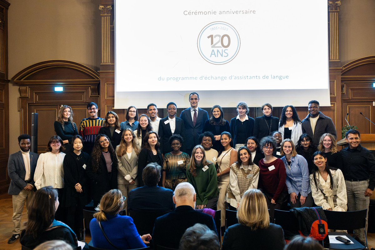 👏🏽 Un grand bravo aux assistants de langue de France et du monde entier, qui ont célébré ce soir les 120 ans de leur programme : 

➡️ 🇫🇷 Chaque année, il permet à de jeunes Français d’enseigner le français à l’étranger et accueille en France des milliers d’assistants venus