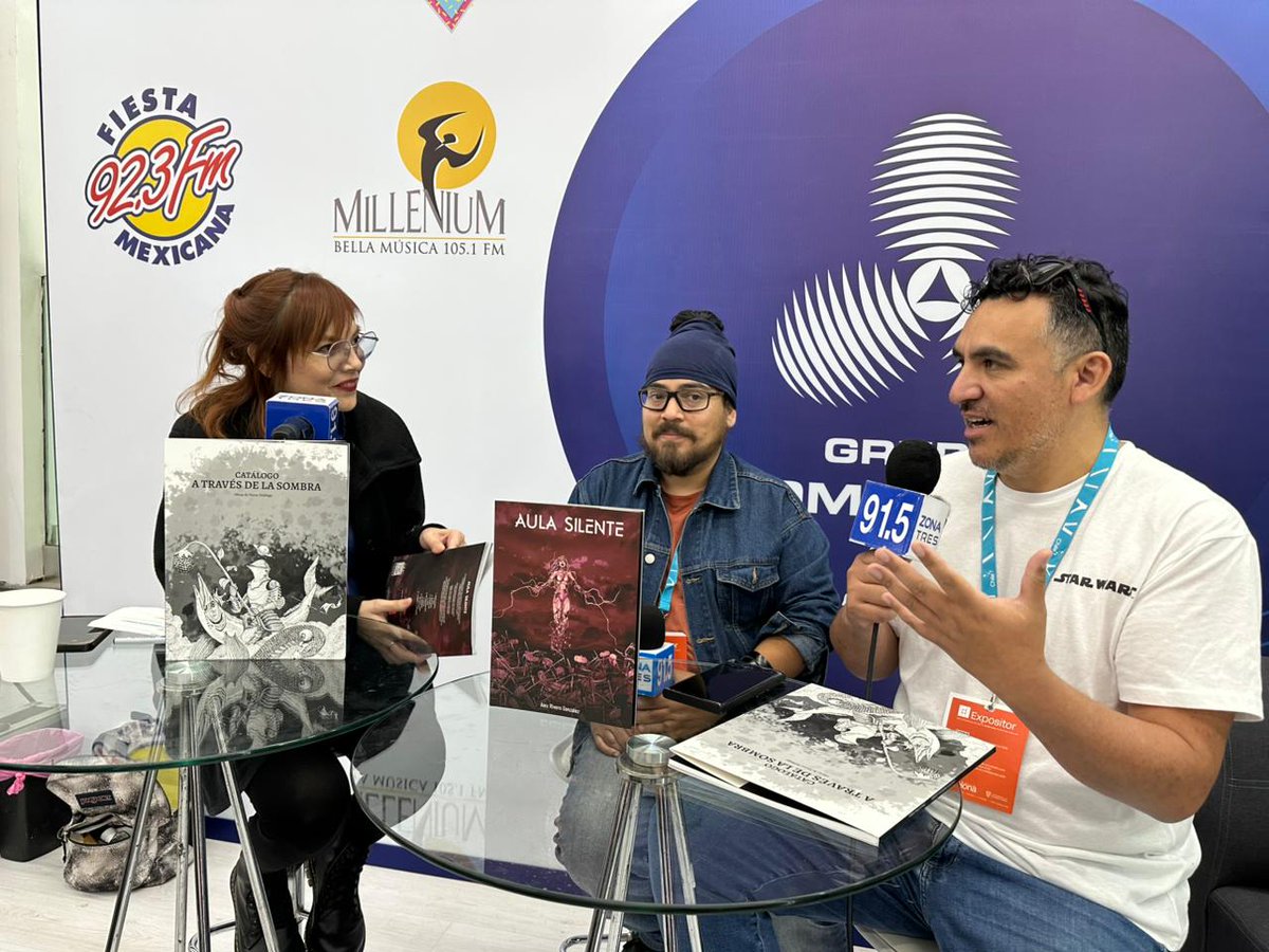 zona3noticias's tweet photo. 🎙️ ¡Hoy en el #EnfoqueUniversal desde la #FIL2025!
📚Tuvimos una charla con Victor Doblege, un artista visual que vino a presentar su catálogo "A través de las sombras" y "Aula Silente" https://t.co/JNYkRoGae0