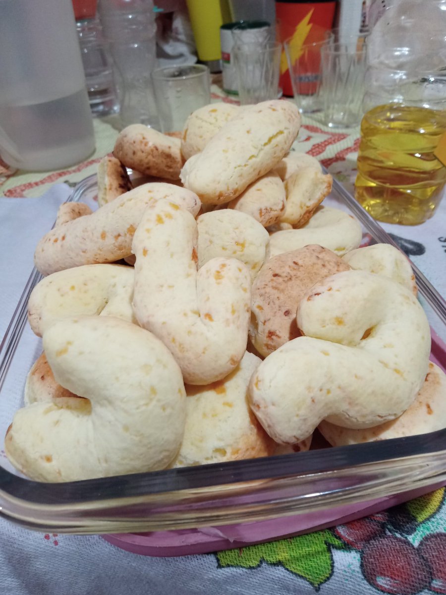 ClaridesS's tweet photo. Pao de queijo https://t.co/IUj6yFYOr2