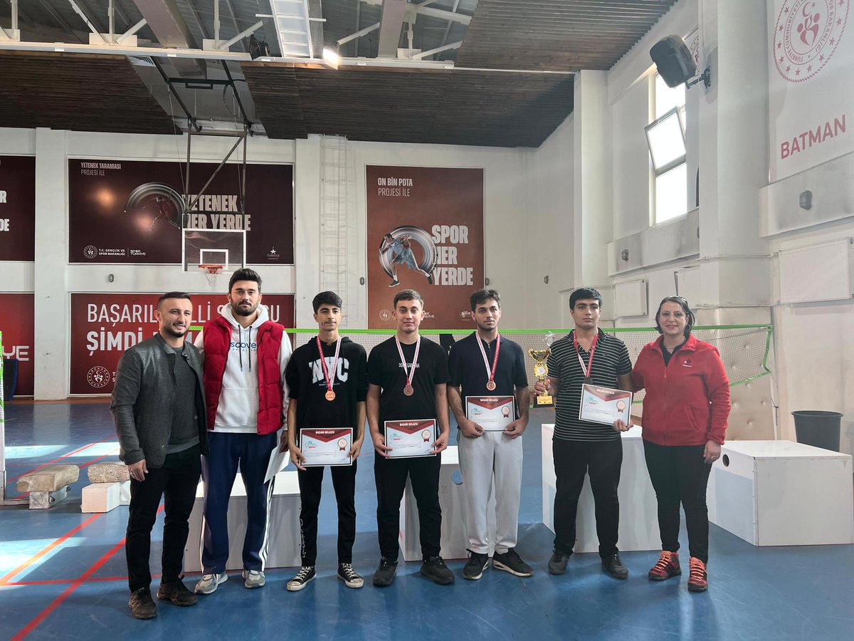 İl düzeyinde yapılan okullar arası badminton müsabakalarında  öğrencilerimiz il 3. sü olarak dereceye girmişlerdir. Beden eğitimi öğretmenimiz Muhammed Utku'yu ve öğrencilerimizi tebrik eder, başarılarının devamını dileriz.💐
@ebapbatman 
<a href="/BatmanilMEM/">Batman İl Millî Eğitim Müdürlüğü</a>