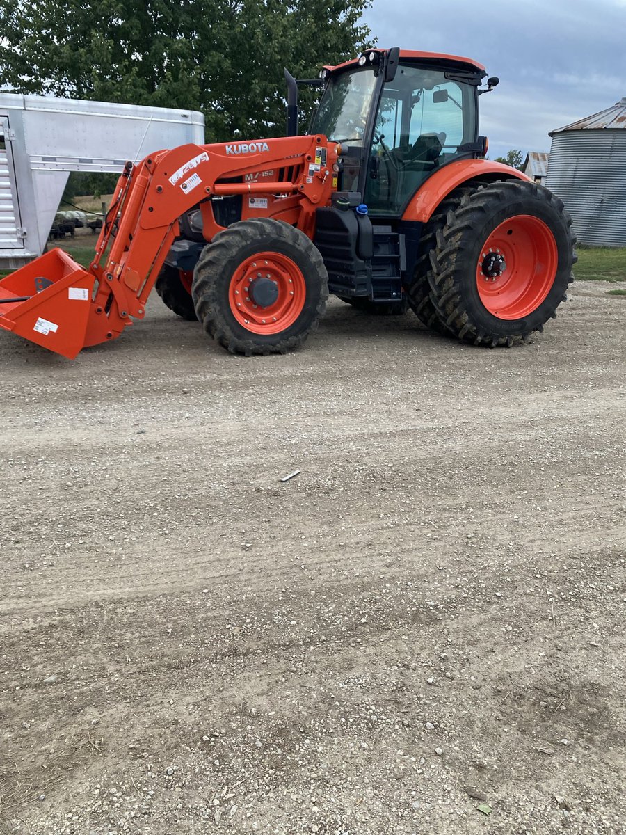 efarmsfive's tweet image. Anyone need a solid yard tractor or row crop addition? We just don’t use anymore after quitting our backgrounding operation a year ago. Has 800 hrs. Like new has bale spear also. Make it right with someone if they find a buyer. Put 5 hrs on it this year. 🤦‍♂️