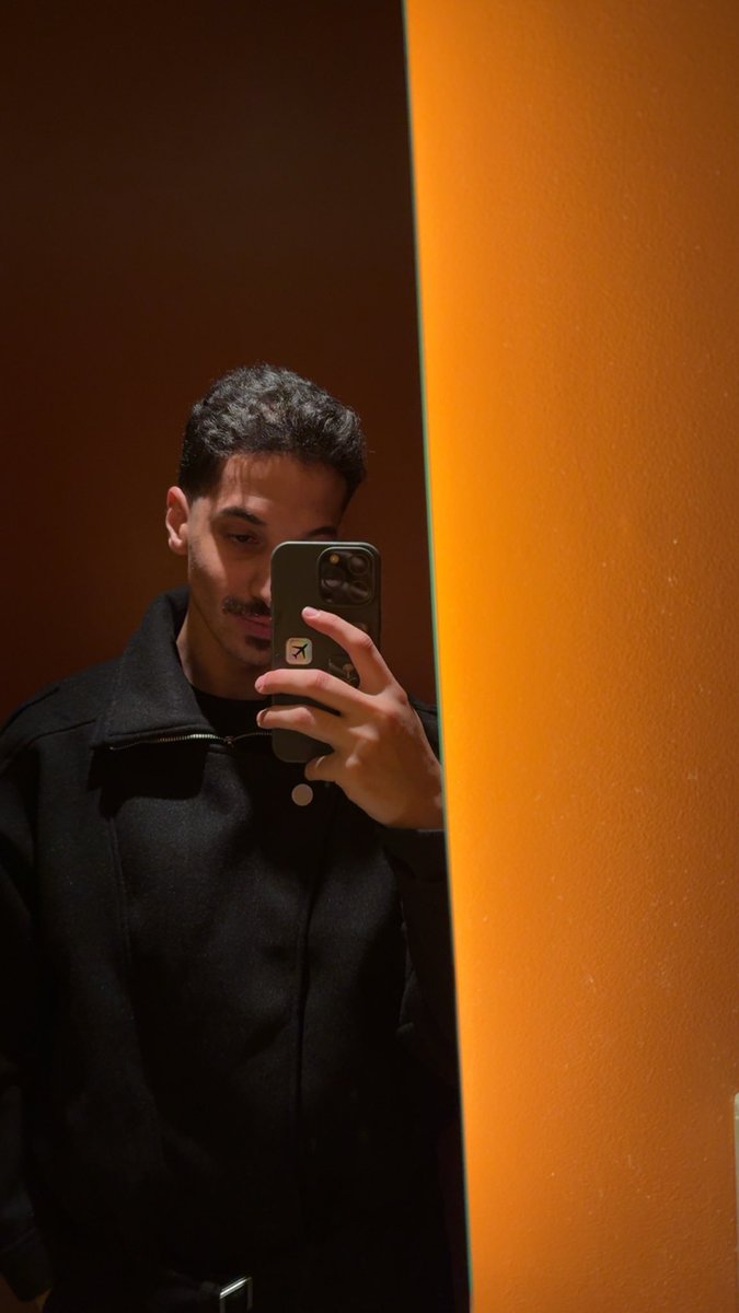 BeHyyped's tweet photo. London 🖤 https://t.co/Uum2SbvC7M