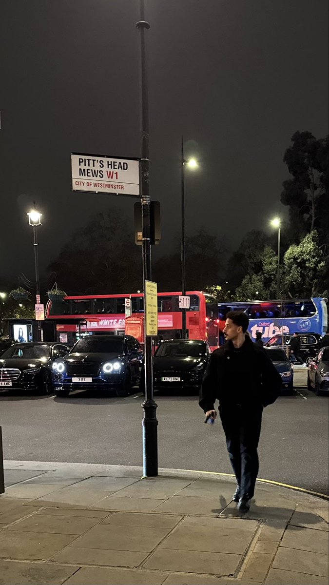 BeHyyped's tweet photo. London 🖤 https://t.co/Uum2SbvC7M