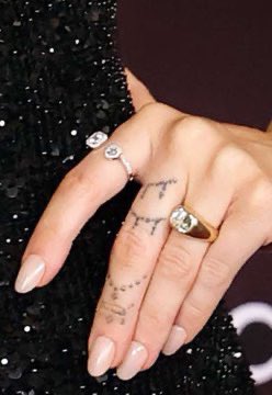 CordelliaFestus's tweet photo. #MileyCyrus confirms her engagement to #MaxxMorando, revealing a bespoke cushion-cut diamond ring set on a yellow gold band.
#BingXSpot https://t.co/iZsEyLjvxb