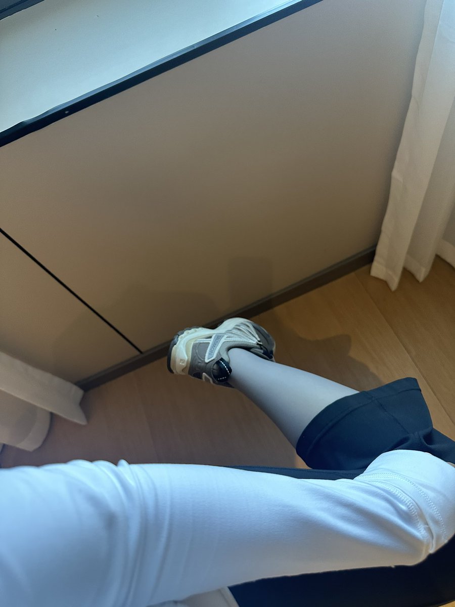 95fuqi's tweet photo. 哈哈没有高跟，只能凑合凑合了 https://t.co/ybUMCZWazk